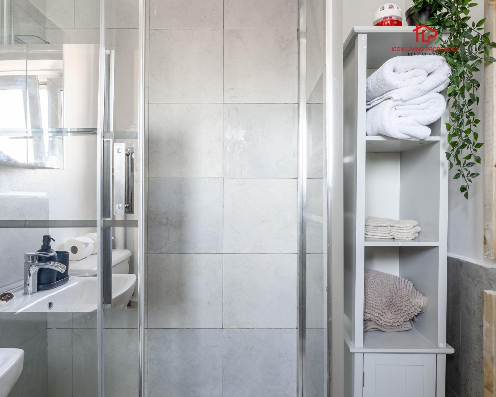 Spacious 1 Bed Flat For Contractors Leisure And Relocation Guests By Icon Living Properties Short Lets And Serviced Accommodation Barking Экстерьер фото