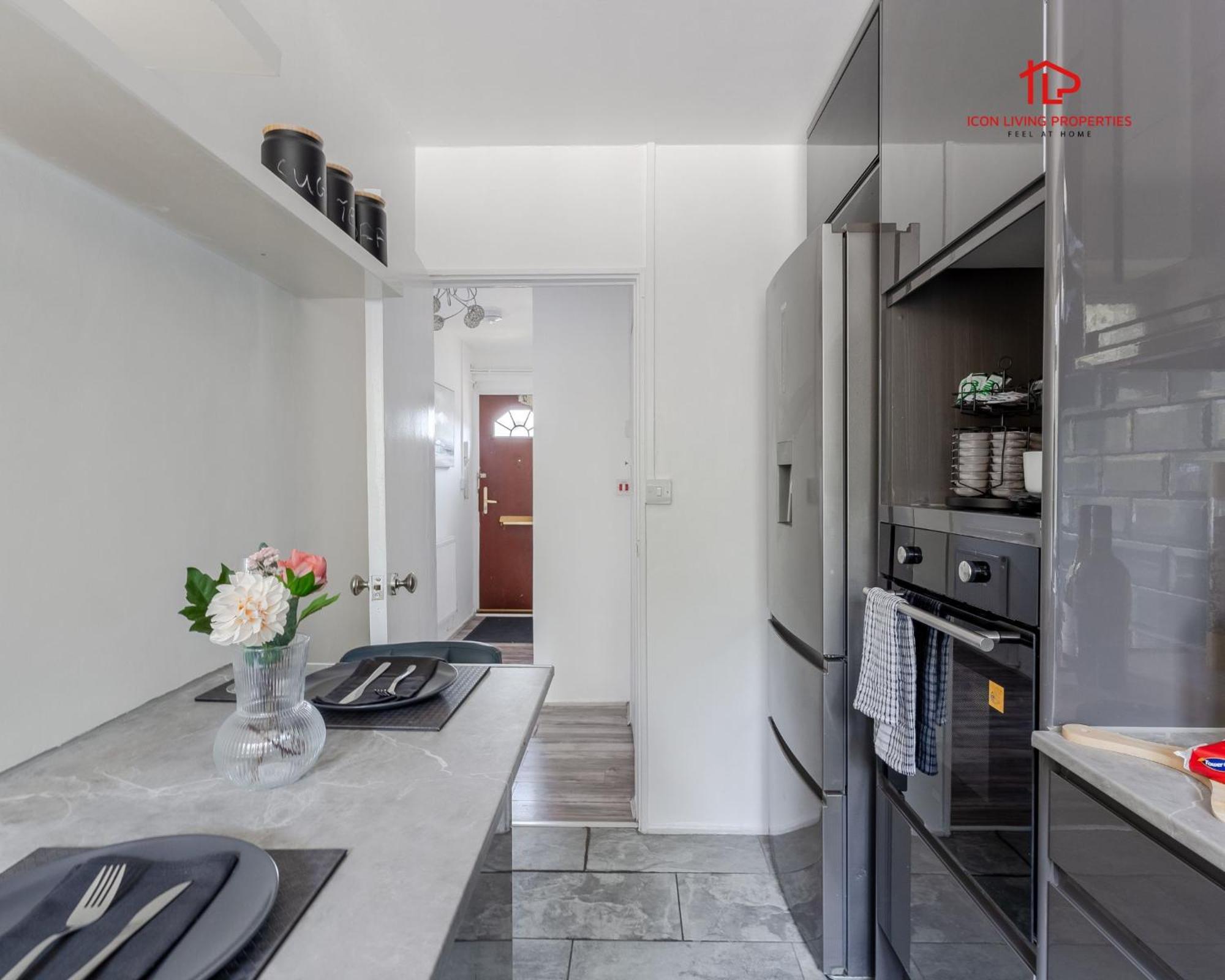 Spacious 1 Bed Flat For Contractors Leisure And Relocation Guests By Icon Living Properties Short Lets And Serviced Accommodation Barking Экстерьер фото